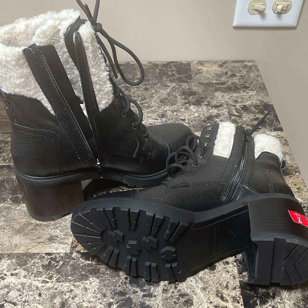 NWOT. Size 7 Women’s Marc Fisher Lansley Leather Lace Up Boot.
